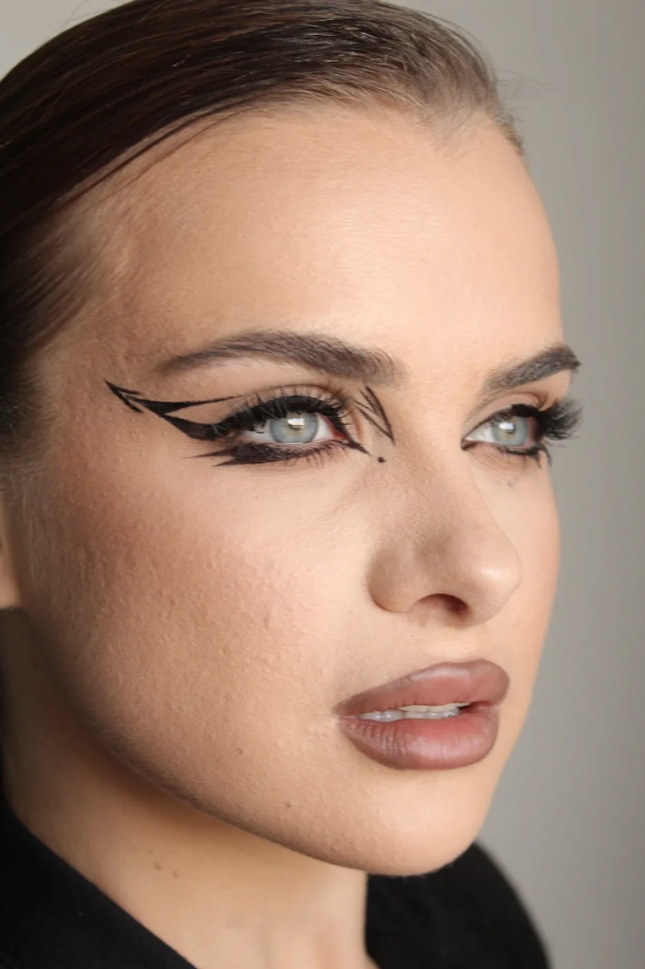 Makeup by Anna Lysak: a graphic floating-liner look
