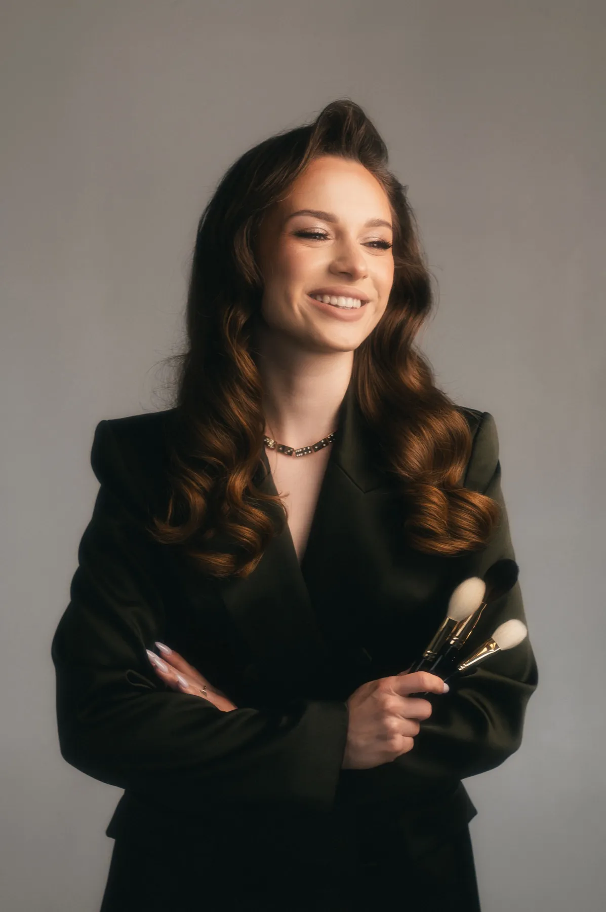 Anna Lysak smiling, holding her brushes